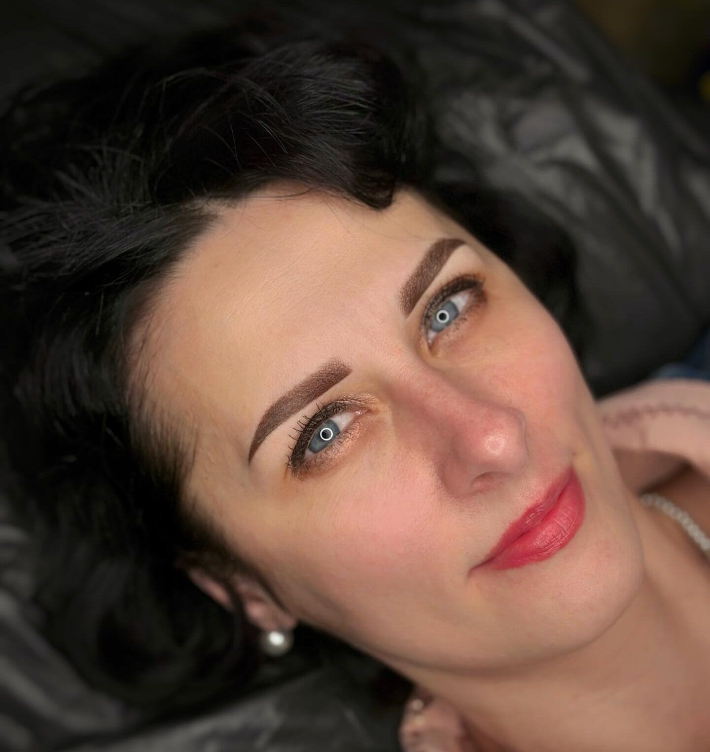 Powdered Brows Look