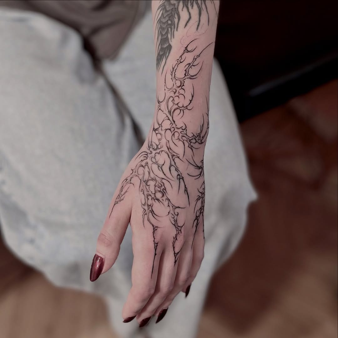 Light and gentle woman abstract pattern tattoo on hand and fingers