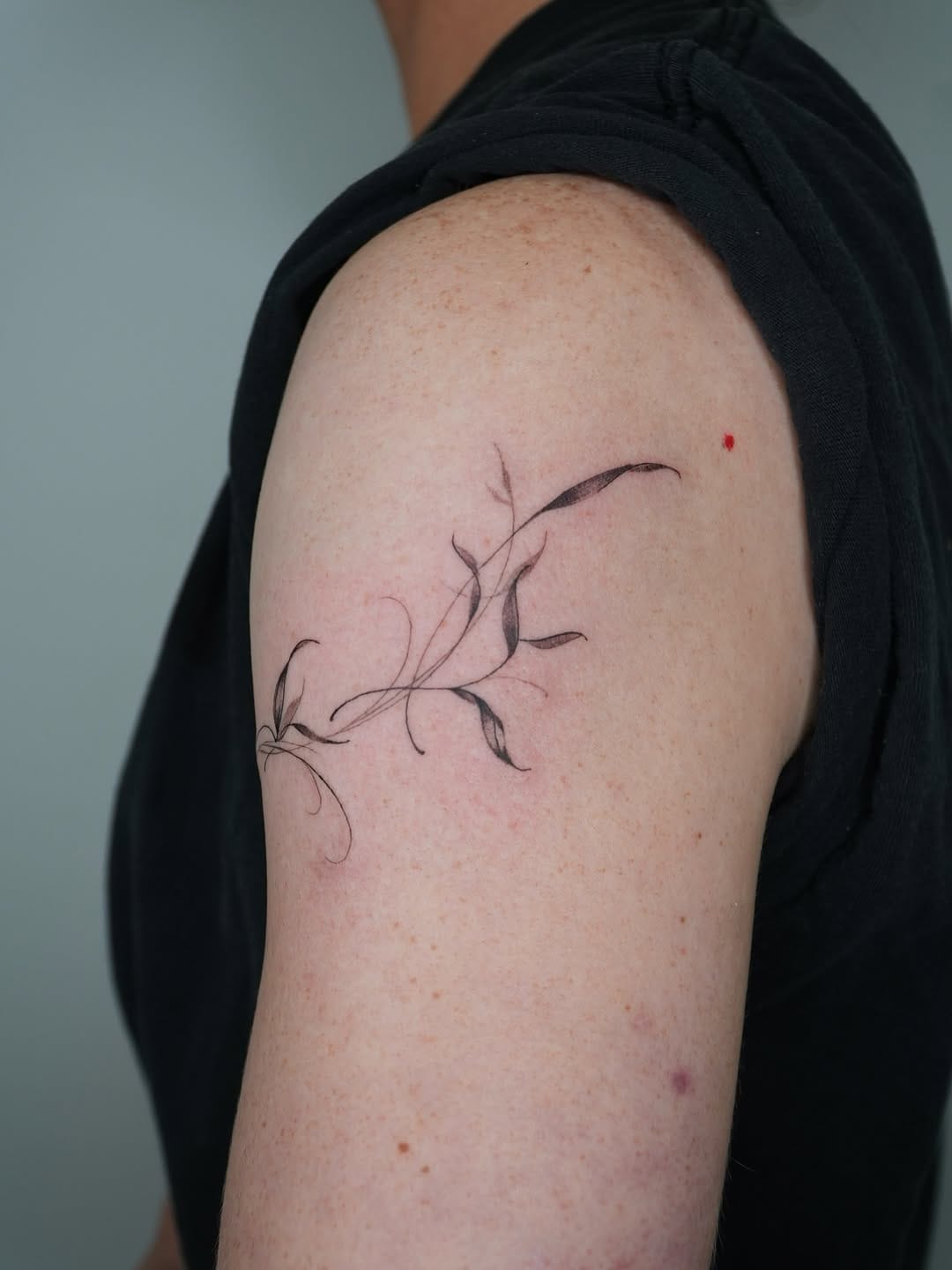 Flowy Leaves Upper Arm Tattoo With Fine Lines