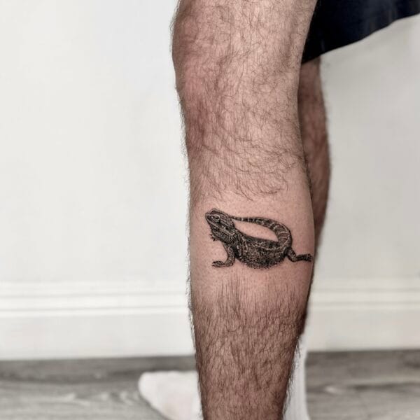 Realistic Lizard Tattoo On Lower Leg